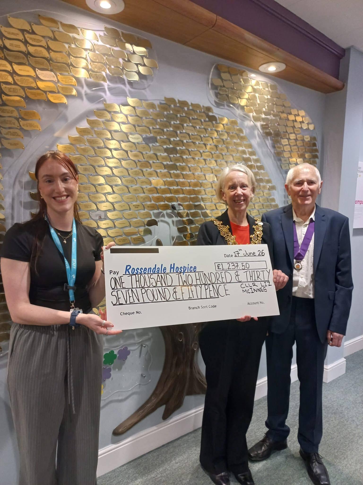 Rossendale Mayor - Cheque Rossendale Hospice